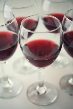 Bir kadeh kırmızı şarap. 