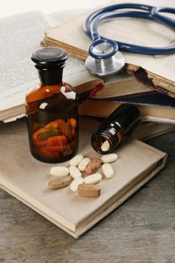 Kitap, hap ve stetoskop