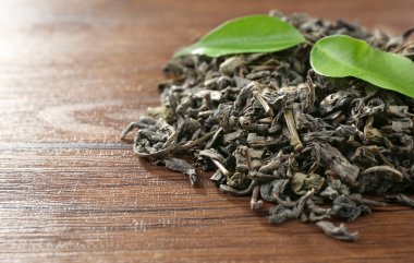 Kuru çay yeşil yaprakları ile  