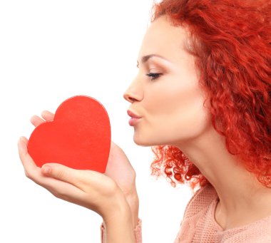 Kızıl saçlı genç bir kadın