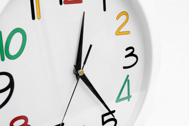 yuvarlak duvar saati