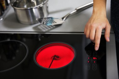 Elektrikli Ocak üzerinde dönüyor