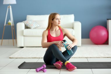 sporcumuz dumbell ve şişe suyu ile