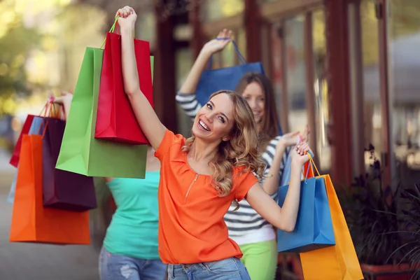 Kvinnor med shoppingväskor — Stockfoto