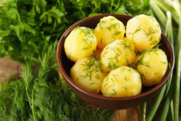 Vařené brambory s zelení — Stock fotografie