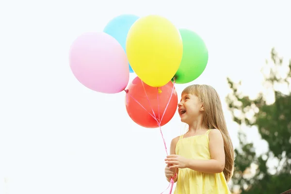 Niña con globos —  Fotos de Stock