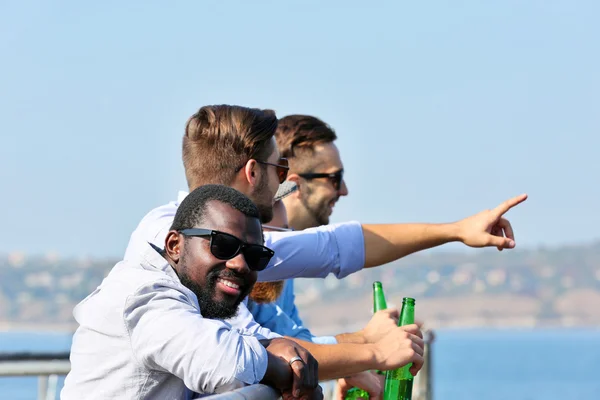 Mannen praten op de riverside — Stockfoto