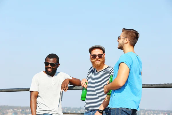 Männer reden am Ufer — Stockfoto