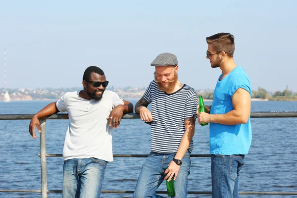 Männer reden am Ufer — Stockfoto