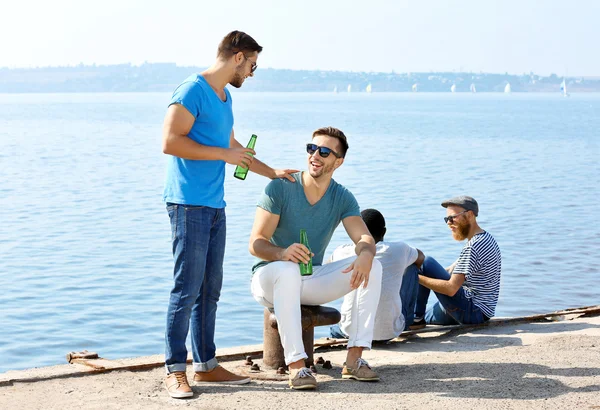 Hommes parlant au bord de la rivière — Photo