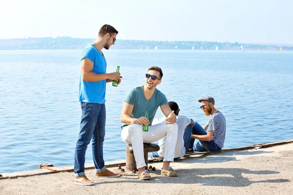 Mænd taler på flodbredden - Stock-foto