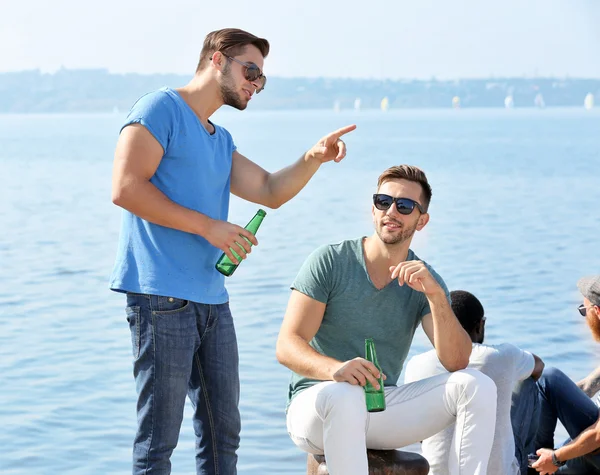 Чоловіки розмовляють на березі річки — стокове фото