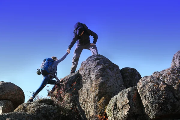 Uomo e donna che scalano la montagna — Foto Stock