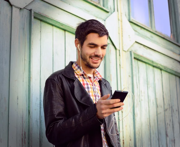 Hombre escuchando música al aire libre —  Fotos de Stock