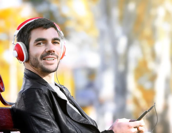 Man listening to music outdoors — Stock Photo, Image