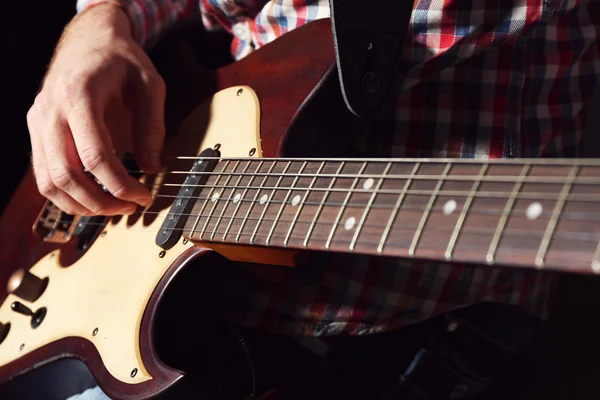 Hombre jugando en la guitarra eléctrica — Foto de Stock