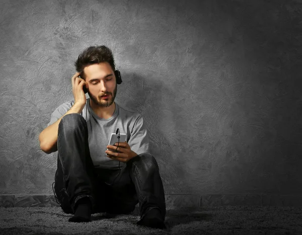 Joven barbudo escuchando música — Foto de Stock