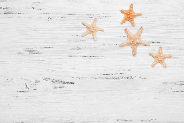 Conchas de mar sobre mesa de madera —  Fotos de Stock