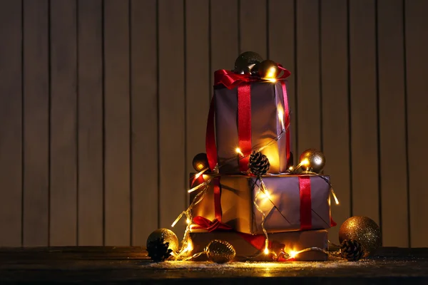 Dárkové krabičky a vánoční výzdoba — Stock fotografie