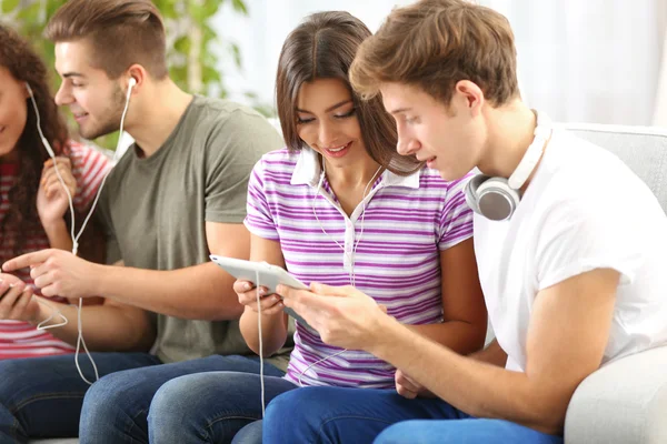 Dos parejas adolescentes escuchando música — Foto de Stock