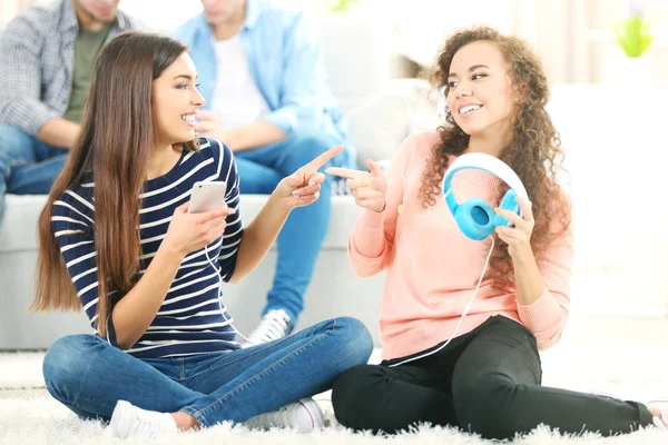 Duas meninas adolescentes ouvindo música — Fotografia de Stock