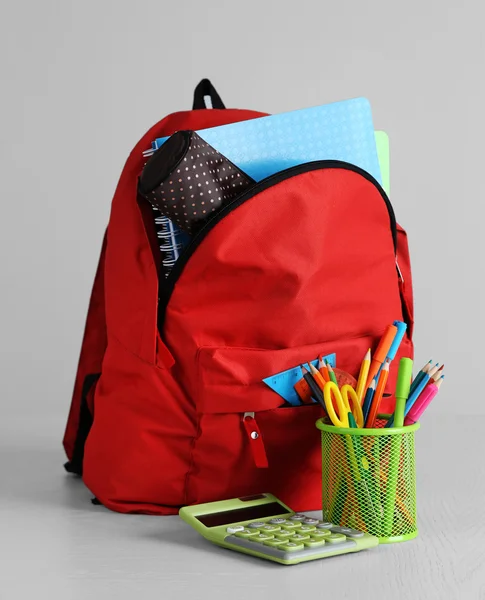 Rucksack mit Schulmaterial — Stockfoto