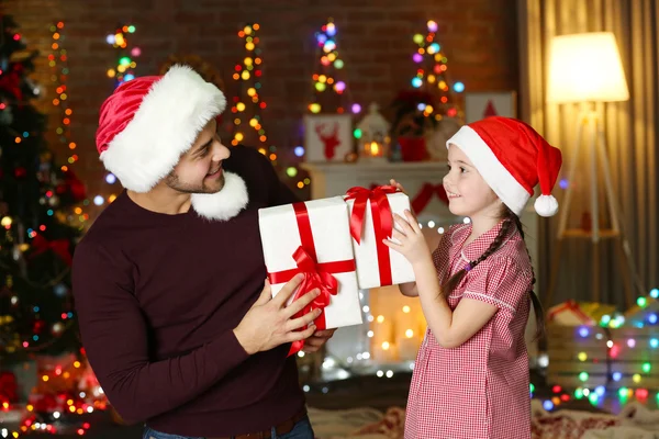 Fratello e sorellina a Babbo Natale — Foto Stock