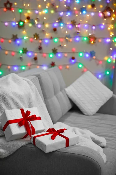 Grå soffa med gåvor — Stockfoto