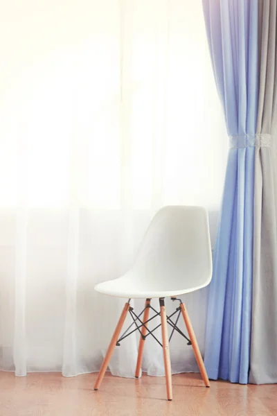 Cadeira na sala perto da janela — Fotografia de Stock