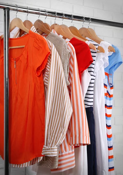 Samling av kvinnliga kläder hängande — Stockfoto