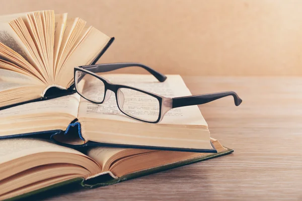 Stapel boeken en brillen — Stockfoto