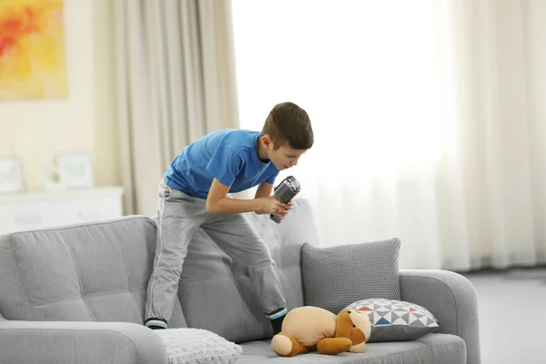 Menino cantando — Fotografia de Stock