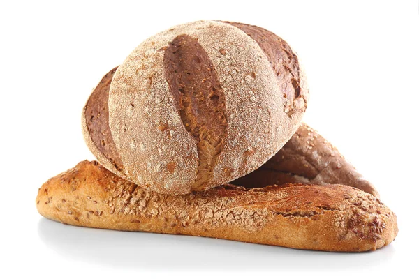 Nybakat bröd på vit — Stockfoto