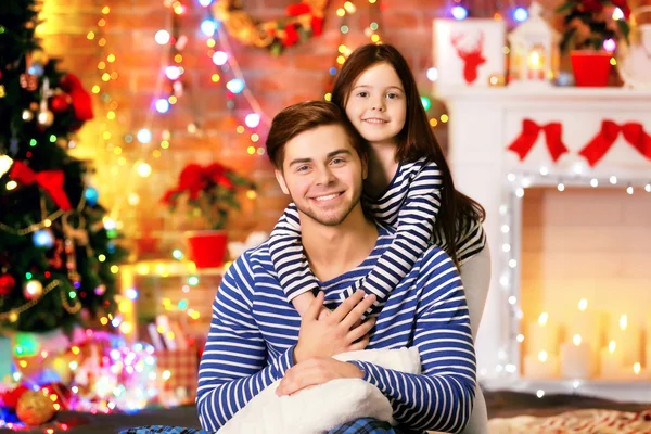 Hermano con hermanita abrazando — Foto de Stock