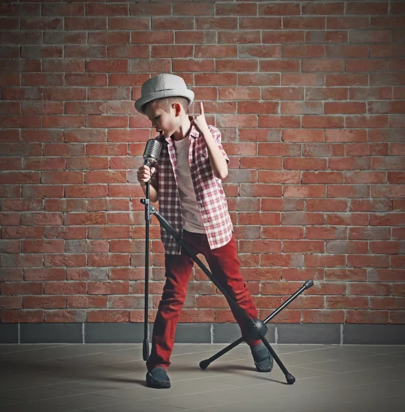 Niño pequeño cantando — Foto de Stock