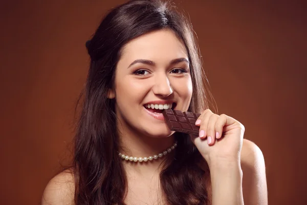 Atraktivní mladá žena s čokoládou — Stock fotografie