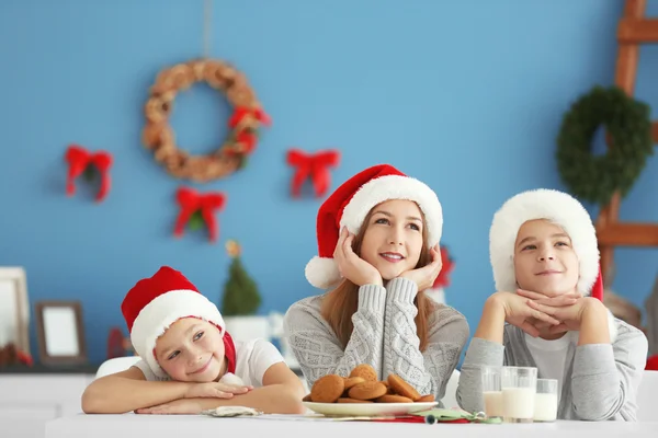 Bambini felici nella stanza di Natale — Foto Stock