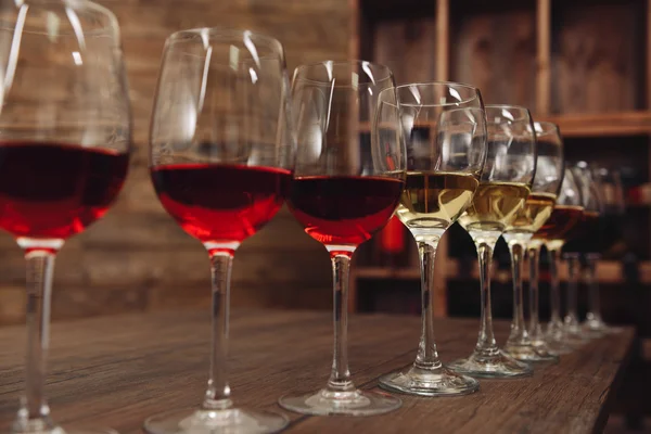 Many glasses of different wine — Stock Photo, Image