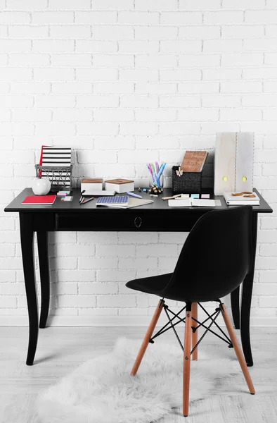 Lugar de trabajo con mesa, papelería — Foto de Stock