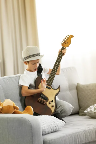 Niño tocando guitarra — Foto de Stock