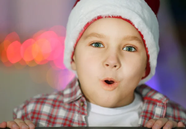 Neşeli Noel Baba şapkalı çocuk — Stok fotoğraf