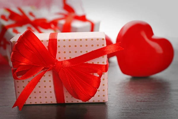 Подарункові коробки та декоративні серця — стокове фото