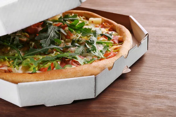 Pizza fresca em caixa de papelão — Fotografia de Stock