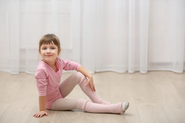 Bonito menina no rosa leotard — Fotografia de Stock