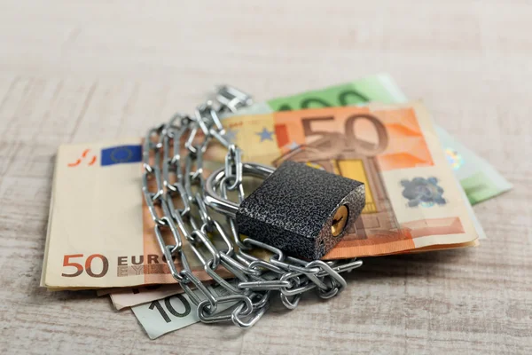 Euro-bankbiljetten met lock — Stockfoto