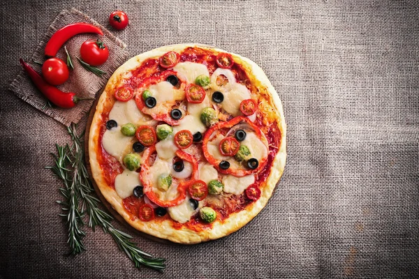 Leckere Pizza mit Käse — Stockfoto