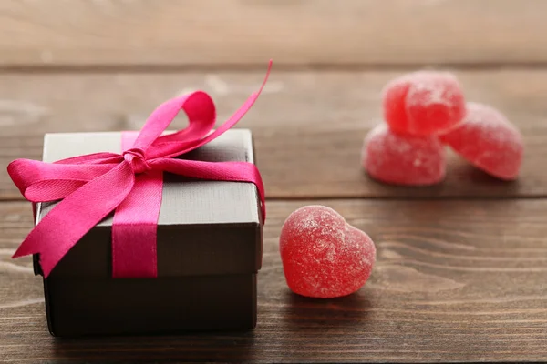 Caja de regalo y corazones de gelatina — Foto de Stock