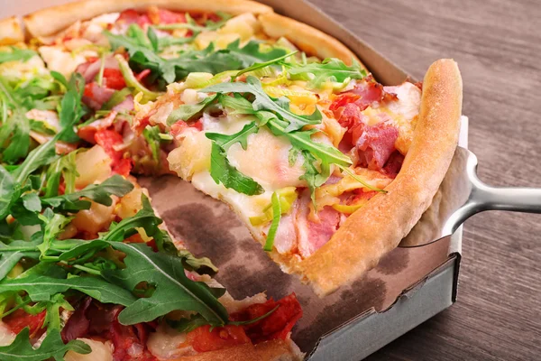 Pizza fresca en rodajas —  Fotos de Stock