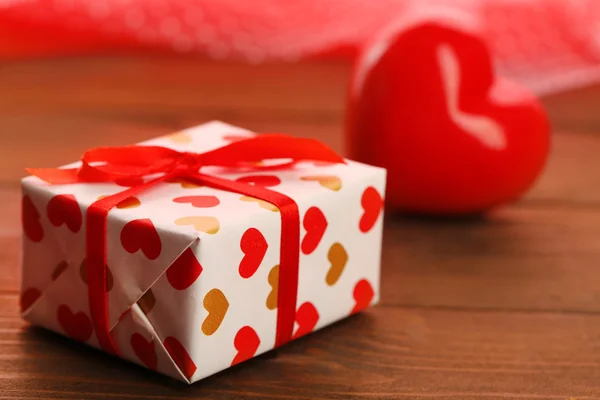 Caja de regalo y corazones decorativos —  Fotos de Stock