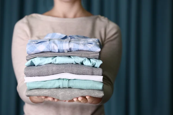 Vrouw met gewassen en gedroogd kleding — Stockfoto